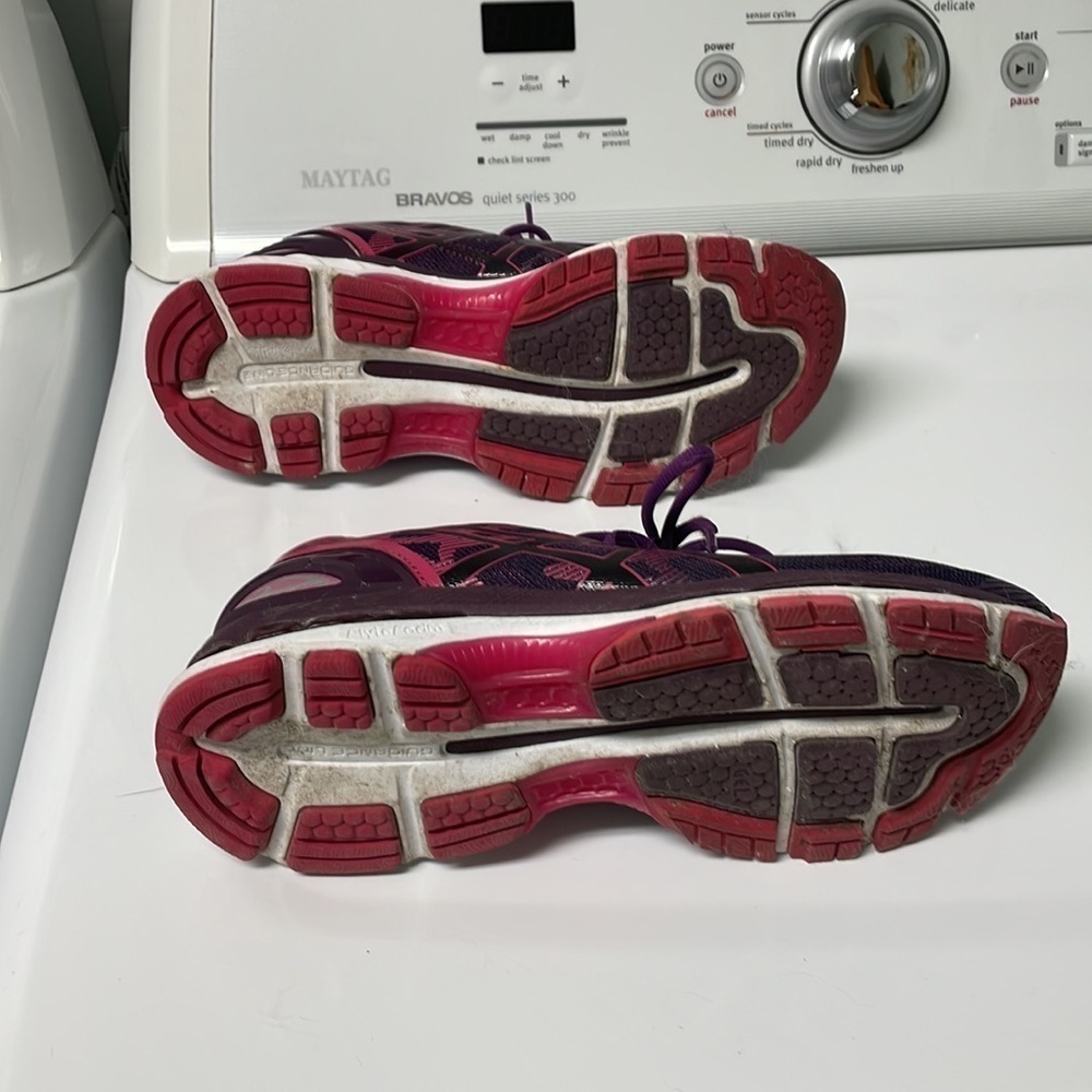 Like New ASICS - Picture 5 of 5